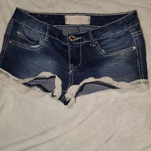 Detailed denim shorts